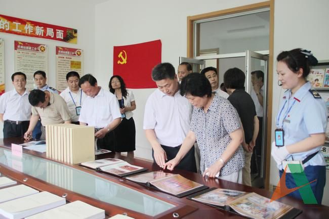 集團(tuán)黨委副書記李萍陪同檢查組在機(jī)場收費(fèi)站檢查