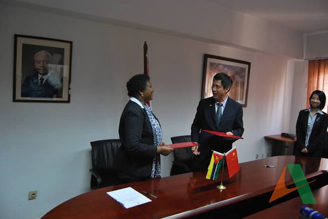 我駐莫桑比克使館經(jīng)濟商務(wù)參贊處參贊劉曉暉與莫桑比克教育部部長常務(wù)秘書Maria de Fatima Zacarias女士交換交接證書上