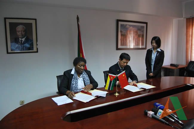 我駐莫桑比克使館經(jīng)濟商務(wù)參贊處參贊劉曉暉與莫桑比克教育部部長常務(wù)秘書Maria de Fatima Zacarias女士在交接證書上簽