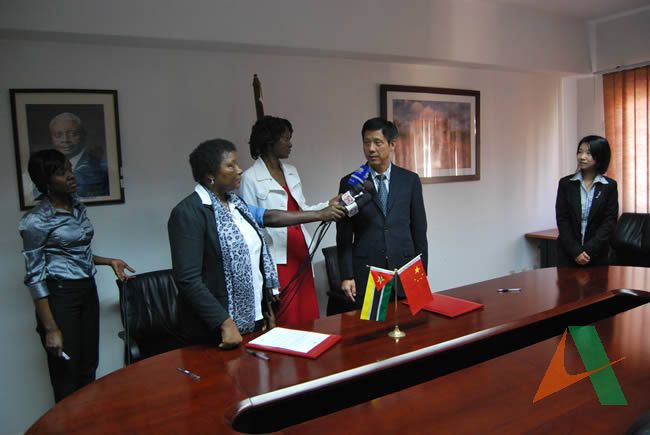 新華社駐莫桑比克記者及莫桑比克國家電視臺、莫桑比克中央電臺等當(dāng)?shù)刂饕襟w在簽字儀式進行采訪