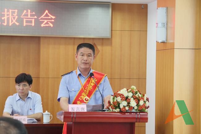 優秀黨員代表做先進事跡報告